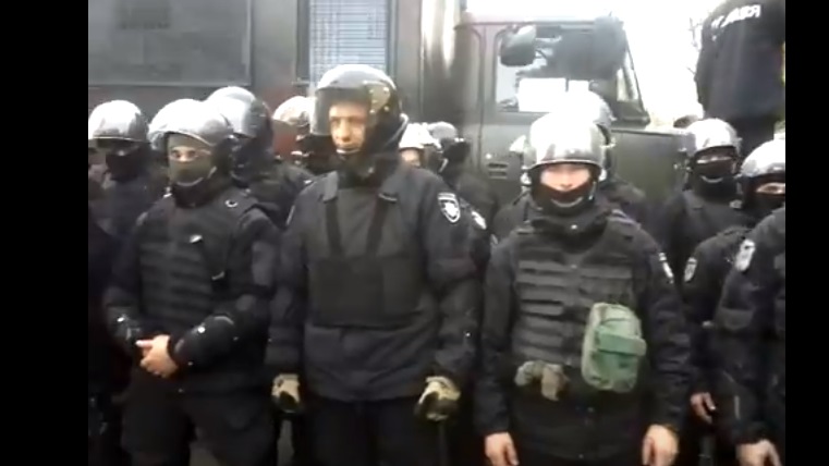 Силовики заблокировали попытку пронести палатки / Скриншот Силовики заблокировали попытку пронести палатки / Скриншот