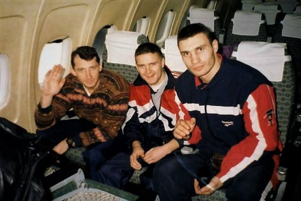 Виталий Кличко (справа) стал чемпионом мира в 1991 году в Париже / klitschko-brothers.com