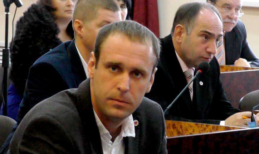 На депутата напали, коли він був в авто / фото КМР На депутата напали, коли він був в авто / фото КМР