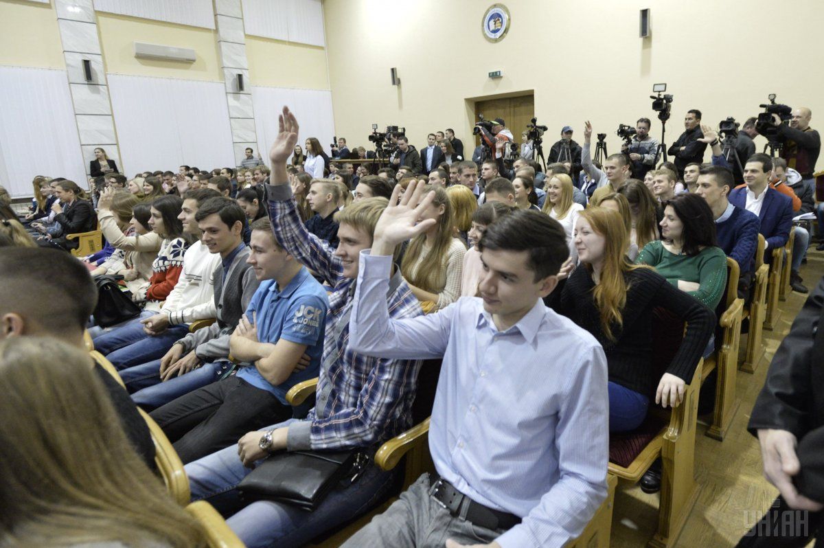 Студенти, які хочуть виїхати за кордон, мають навчатися за денною формою навчання, пояснив юрист / фото - УНІАН Студенти, які хочуть виїхати за кордон, мають навчатися за денною формою навчання, пояснив юрист / фото - УНІАН