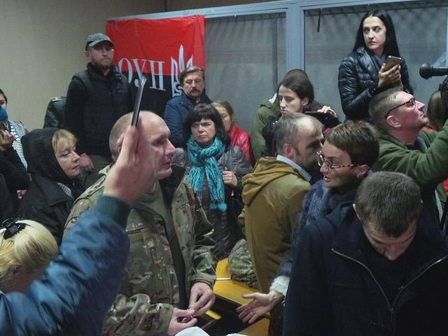 Націоналісти забарикадувались у суді / фото Цензор.Нет Націоналісти забарикадувались у суді / фото Цензор.Нет