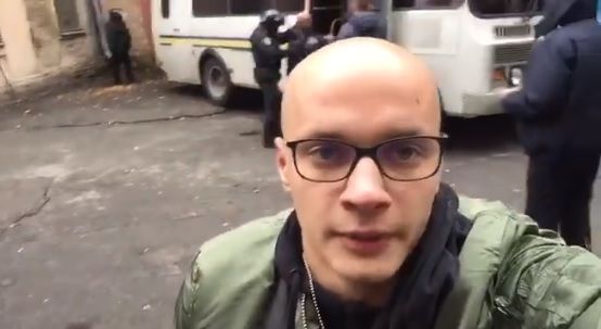 Реплянчука избили представители полиции / Скриншот Реплянчука избили представители полиции / Скриншот