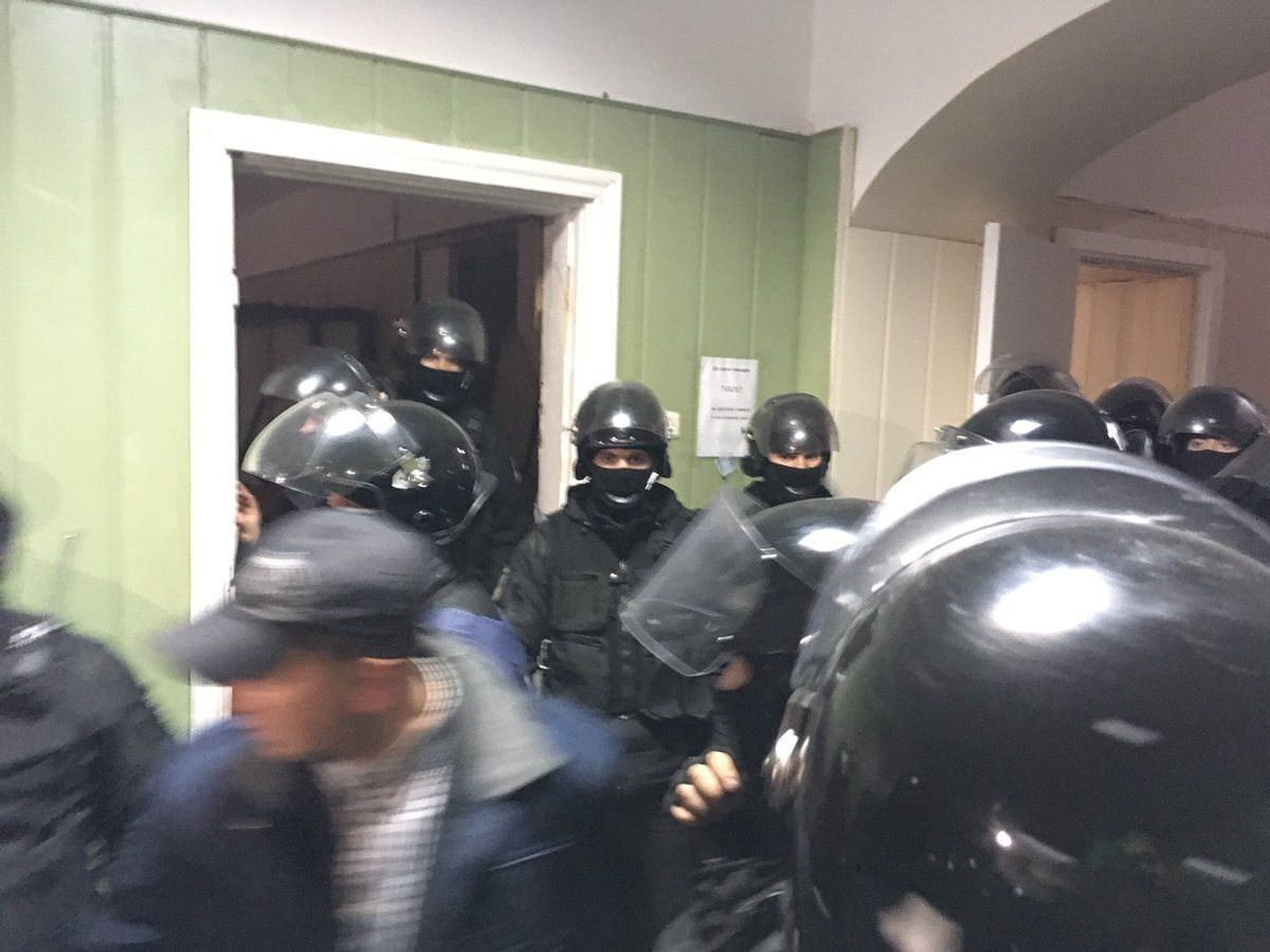 Спецназовцы в Святошинском суде / фото twitter.com/superumka