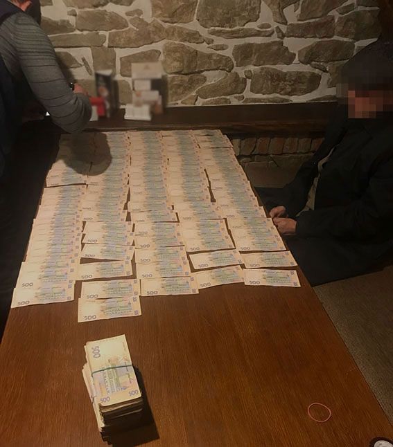 Двое налоговиков вымогали деньги за уменьшение штрафных санкций / фото пресс-службы Нацполіції Двое налоговиков вымогали деньги за уменьшение штрафных санкций / фото пресс-службы Нацполіції