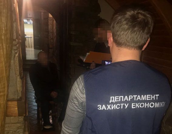 Налоговика задержали в ресторане во время получения взятки / фото пресс-службы Нацполіції Налоговика задержали в ресторане во время получения взятки / фото пресс-службы Нацполіції