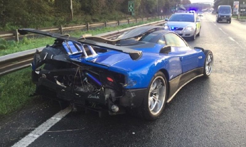 Автомобіль потужністю до 760 кінських сил розбився на трасі / Фото sussex.police.uk Автомобіль потужністю до 760 кінських сил розбився на трасі / Фото sussex.police.uk