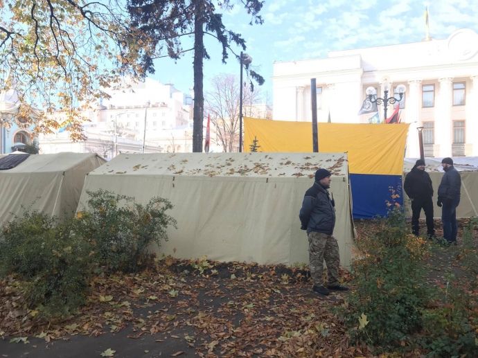 Чоловіки охороняють вхід до наметів у Маріїнському парку / фото УП Чоловіки охороняють вхід до наметів у Маріїнському парку / фото УП