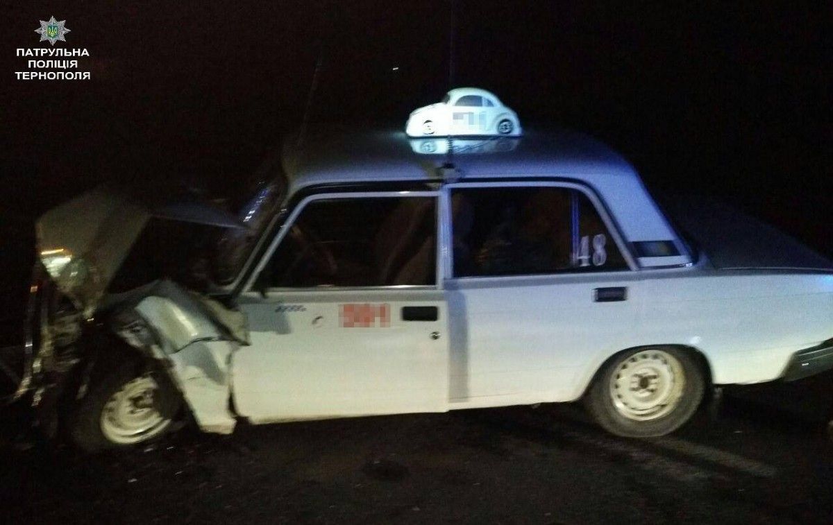 На Тернопільщині внаслідок зіткнення таксі та швидкої авто медиків вилетіло у кювет (фото) На Тернопільщині внаслідок зіткнення таксі та швидкої авто медиків вилетіло у кювет (фото)