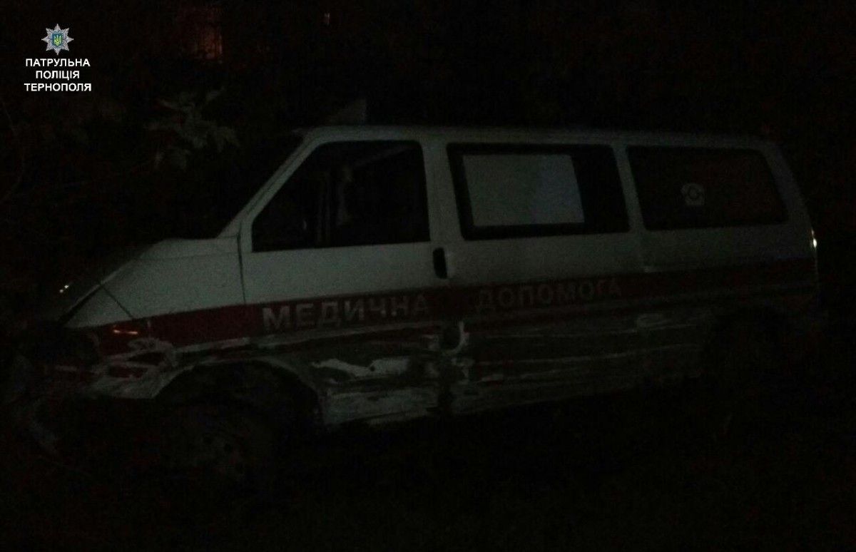 На Тернопільщині внаслідок зіткнення таксі та швидкої авто медиків вилетіло у кювет (фото) На Тернопільщині внаслідок зіткнення таксі та швидкої авто медиків вилетіло у кювет (фото)