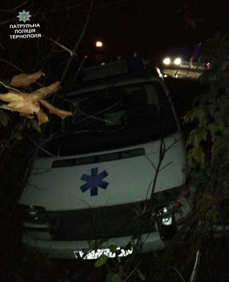 На Тернопільщині внаслідок зіткнення таксі та швидкої авто медиків вилетіло у кювет (фото) На Тернопільщині внаслідок зіткнення таксі та швидкої авто медиків вилетіло у кювет (фото)