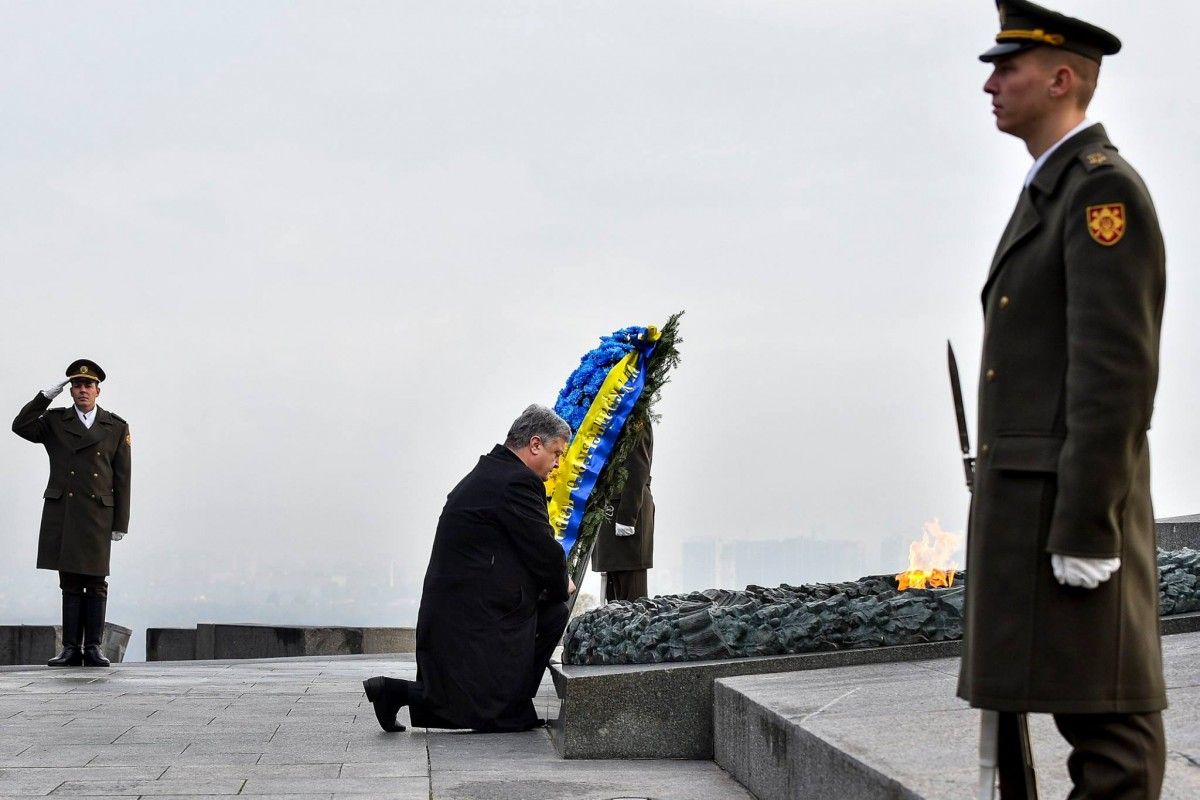Порошенко відзначив вагомий внесок українського народу у перемогу над нацизмом Порошенко відзначив вагомий внесок українського народу у перемогу над нацизмом