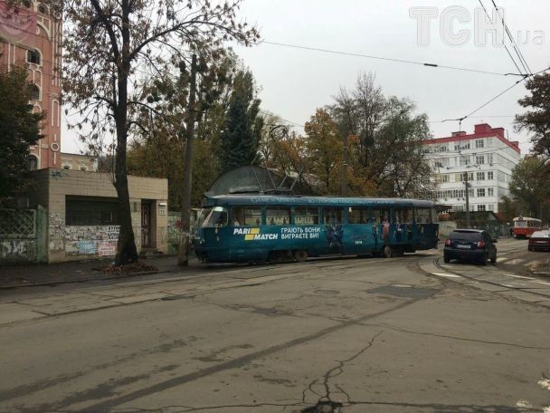 Трамвай частково перекрив проїжджу частину / фото tsn.ua Трамвай частково перекрив проїжджу частину / фото tsn.ua