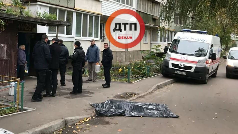 Чоловік вистрибнув з 6-го поверху будинку / facebook.com/dtp.kiev.ua Чоловік вистрибнув з 6-го поверху будинку / facebook.com/dtp.kiev.ua
