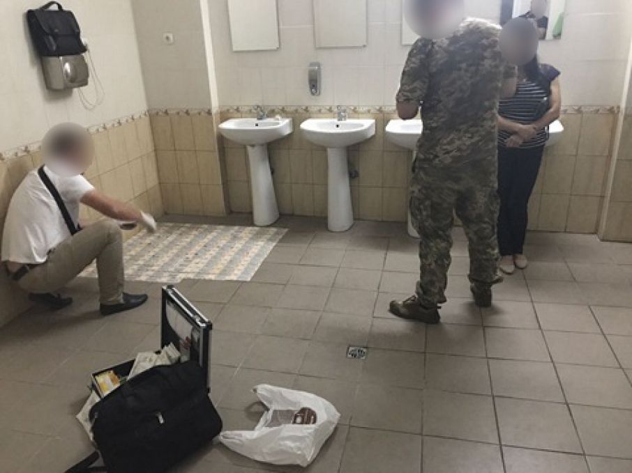 Женщину задержали в августе в туалете налоговой / фото ZIK Женщину задержали в августе в туалете налоговой / фото ZIK