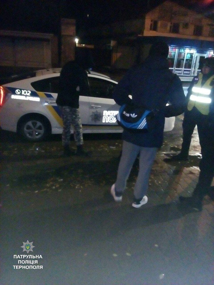 У Тернополі затримали двох неповнолітніх, яких підозрюють в крадіжці безалкогольних напоїв У Тернополі затримали двох неповнолітніх, яких підозрюють в крадіжці безалкогольних напоїв