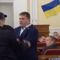 В Харькове экс-депутата Лесика выволокли из зала заседаний (видео)