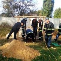 На Житомирщине во время строительных работ в колодце погиб мужчина, которого засыпало землей
