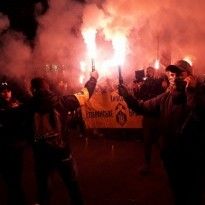 Участники марша славы УПА с факелами и файерами идут по Майдану (фото)