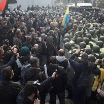 Protesters clash with police outside Rada (Video, photo)