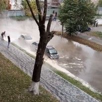 В Киеве одну из улиц 15 минут заливало кипятком, пострадали авто (видео)