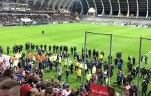 Во Франции во время матча обрушилась трибуна с болельщиками, есть пострадавшие (видео)