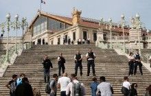 На вокзале в Марселе террорист зарезал двух женщин и был застрелен (фото)