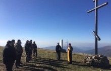 На Закарпатье вместо сожженного вандалами деревянного поклонного креста установили новый - железный