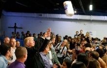 Трамп на встрече с пострадавшими от урагана жителями Пуэрто-Рико бросал в толпу бумажные полотенца (фото, видео)