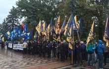 Біля Ради активісти з прапорами Нацкорпусу та "Свободи" виступають проти ухвалення законів щодо Донбасу (фото)