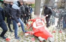 У центрі Києва під офісом партії "5.10" остаточно розгромили корову Балашова (фоторепортаж)