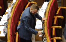 "Радикала" застукали за кнопкодавством - голосував одразу за шістьох (відео)