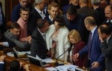 В президиуме ВР произошла драка, объявлен перерыв (фото, видео)