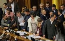 Хаос у президії Ради: як нардепи чубилися через законопроект про реінтеграцію Донбасу (фоторепортаж)