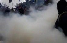 Протестувальники біля Верховної Ради запалювали фаєри і димові шашки (відео)