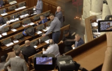 Семенченко у Раді отримав запотиличника від Тетерука, який "летів" із димовою шашкою (відео)