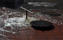 В центре Днепра из-за прорыва водопровода образовался гейзер (фото)