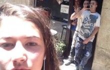 В Амстердамі обтяжена увагою студентка робить фото з вуличними "шанувальниками" і викладає в мережу