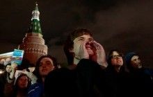 В центре Москвы полиция задерживает активистов и случайных прохожих, двое подростков получили травмы