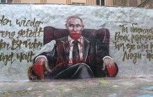 А руки и рот в крови: в Берлине на граффити с Путиным написали "убийца" и "вор" (фото)