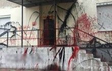 В Киеве вандалы облили краской приемную народного депутата (фото)