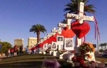 На в'їзді до Лас-Вегаса встановили хрести з серцями, в пам'ять про загиблих від кривавої стрілянини