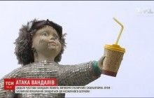 У Києві вандали атакують новітні скульптури, які стали візитівкою міста (відео)