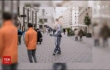 Рыбья голова тоже под запретом: в Вене мужчина отказался снять костюм акулы и получил штраф (видео)