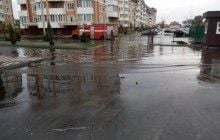 В Буче сильный дождь затопил проезжую часть