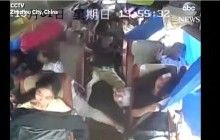 Столкновение автобуса и автомобиля в Китае: в сети показали, что происходило с пассажирами в момент ДТП (видео)