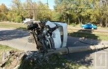 У Кривому Розі маршрутка врізалася у стовп і перекинулася: загинув пасажир (фото)