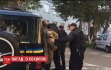 Чоловік, який із сокирою напав на прокурора у Чернігові, був вчителем початкових класів (відео)