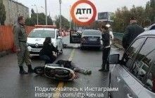 У Києві водій легковика втратив свідомість і спровокував потрійне ДТП: загинув скутерист (фото, відео)