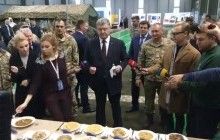 "Марино, ти чуєш? Ти найкраще готуєш": Порошенко скуштував солдатську їжу (фото, відео)