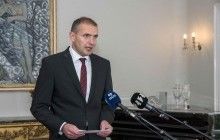 Президент Исландии сломал нос в ванной